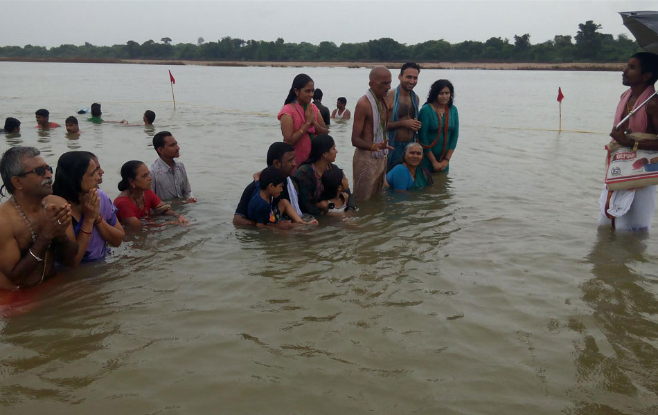 Devotees baths in Godavari river - Sakshi7