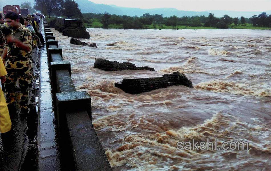 Mahad Poladpur bridge was washed away - Sakshi4