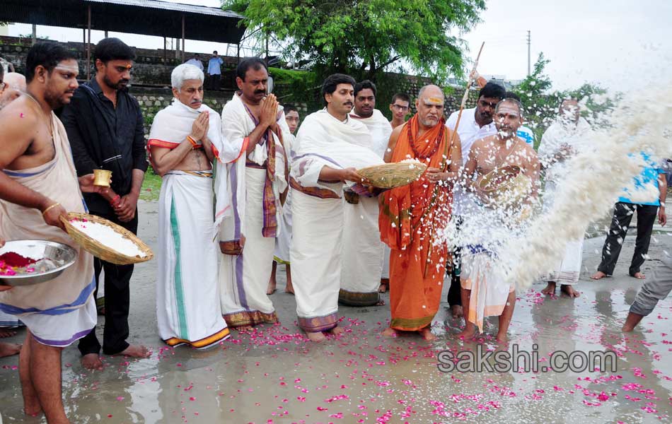 ys jagan mohan reddy in rishikesh - Sakshi11