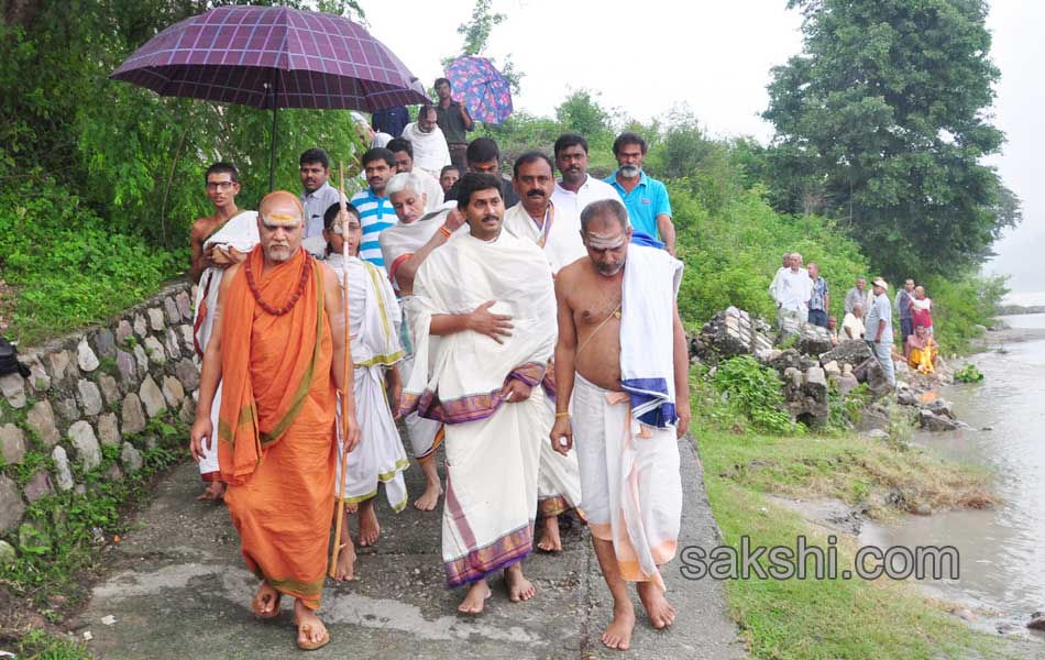 ys jagan mohan reddy in rishikesh - Sakshi7