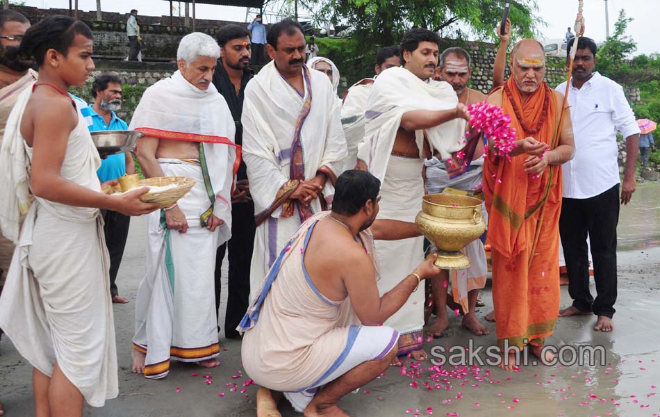 ys jagan mohan reddy in rishikesh - Sakshi3