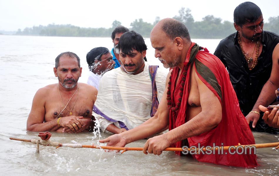 ys jagan mohan reddy in rishikesh - Sakshi13