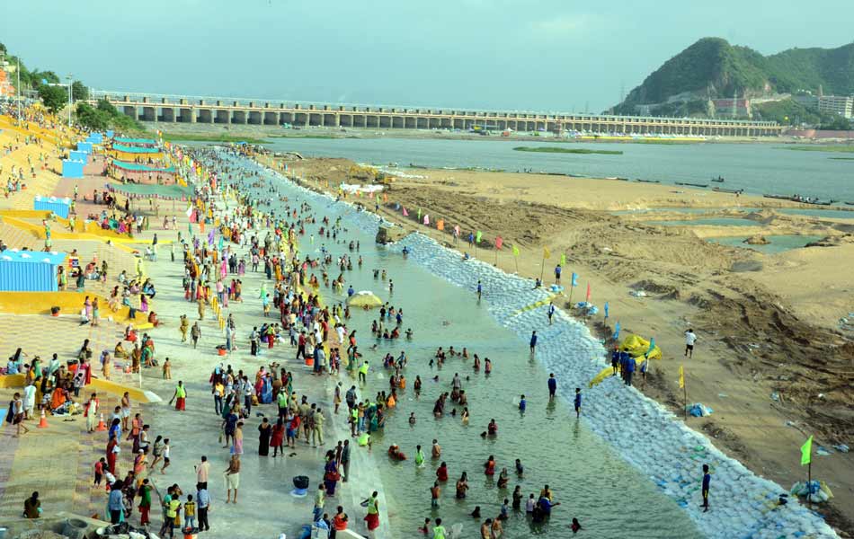 Devotees holly bath at puskara ghats4