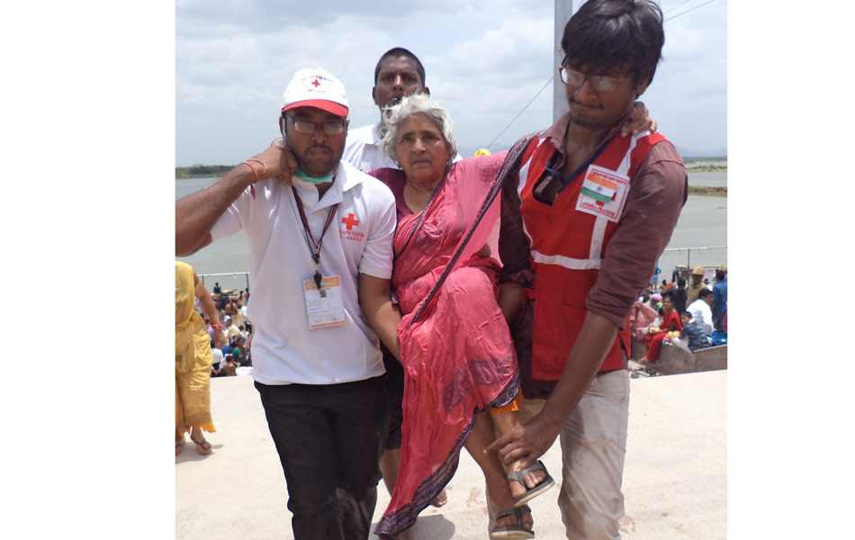 volunteers working for devotees safety8