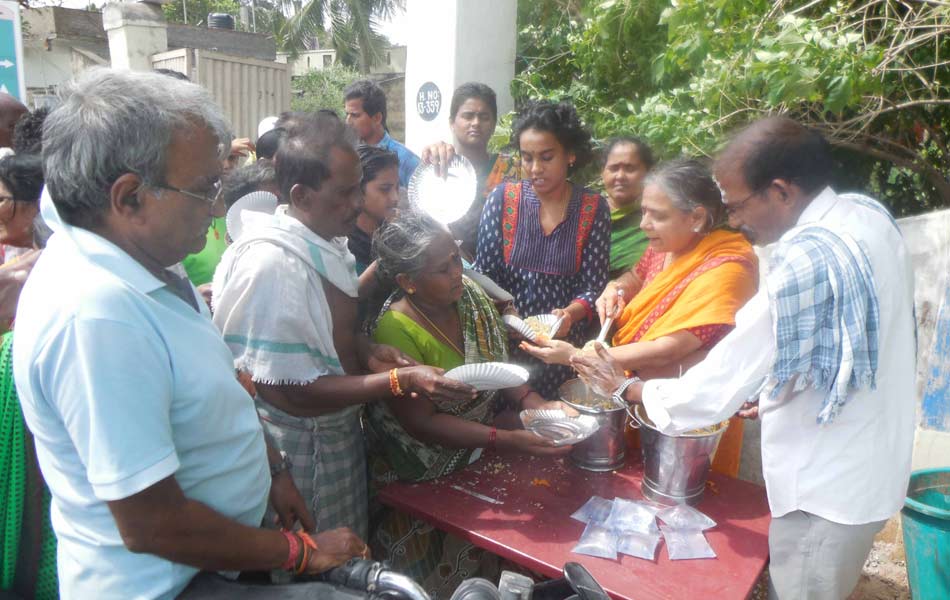 volunteers working for devotees safety10