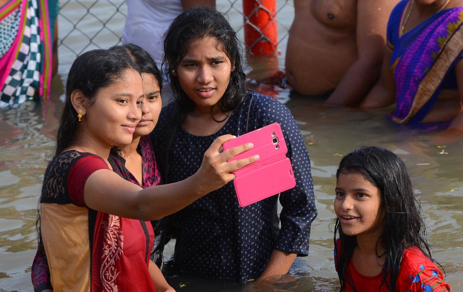 Devotee rush at Puskara ghats10