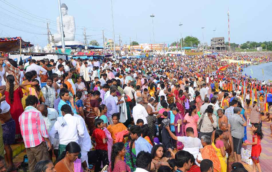 Devotee rush at Puskara ghats11