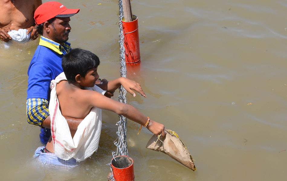 Devotees crowd at Puskara ghats1