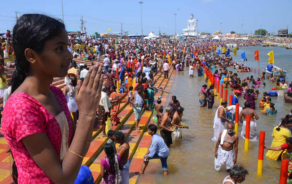 Devotees crowd at Puskara ghats6