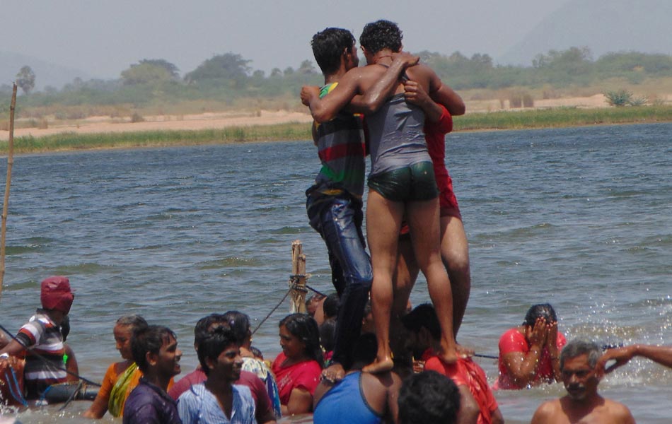 devotees rush to puskara ghat3