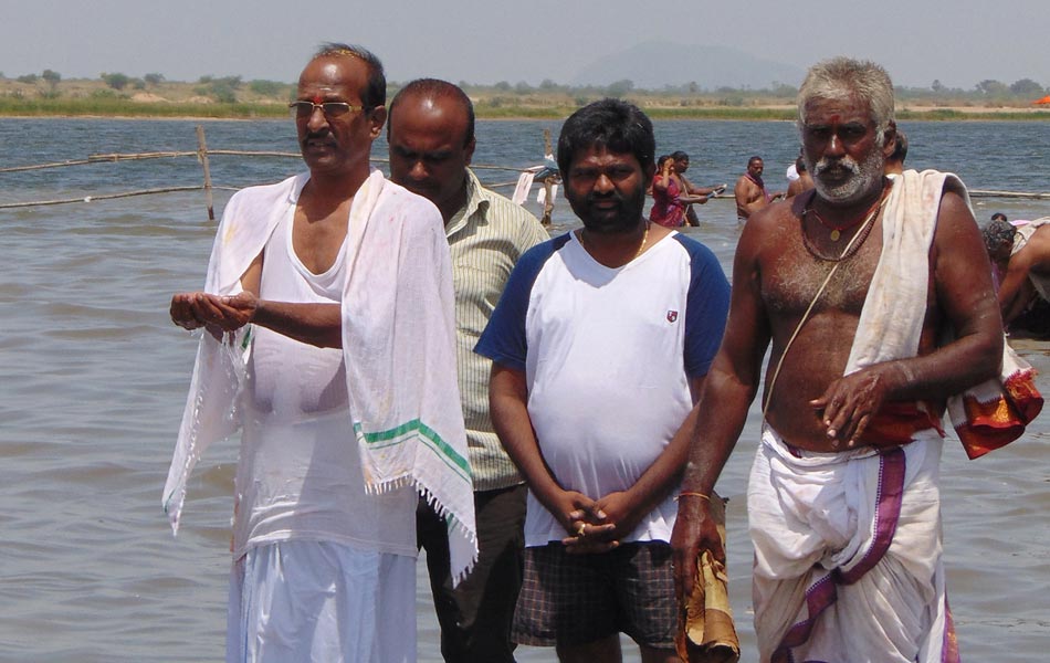 devotees rush to puskara ghat4