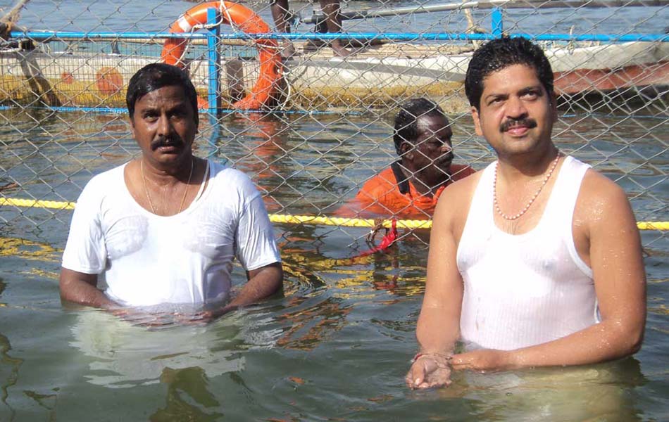 devotees rush to puskara ghat9