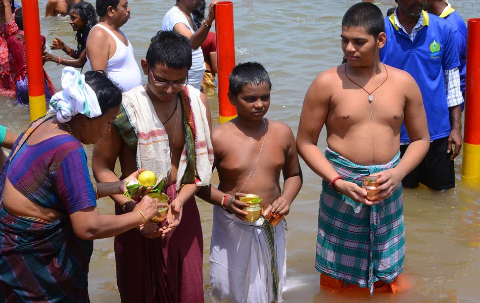 Devotees prayer to Krishna river - Sakshi19