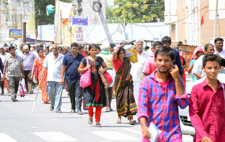 Devotees rush at puskara villages4