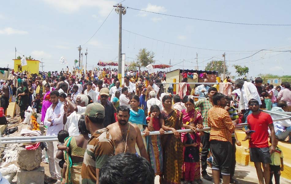 Devotees rush at puskara villages10