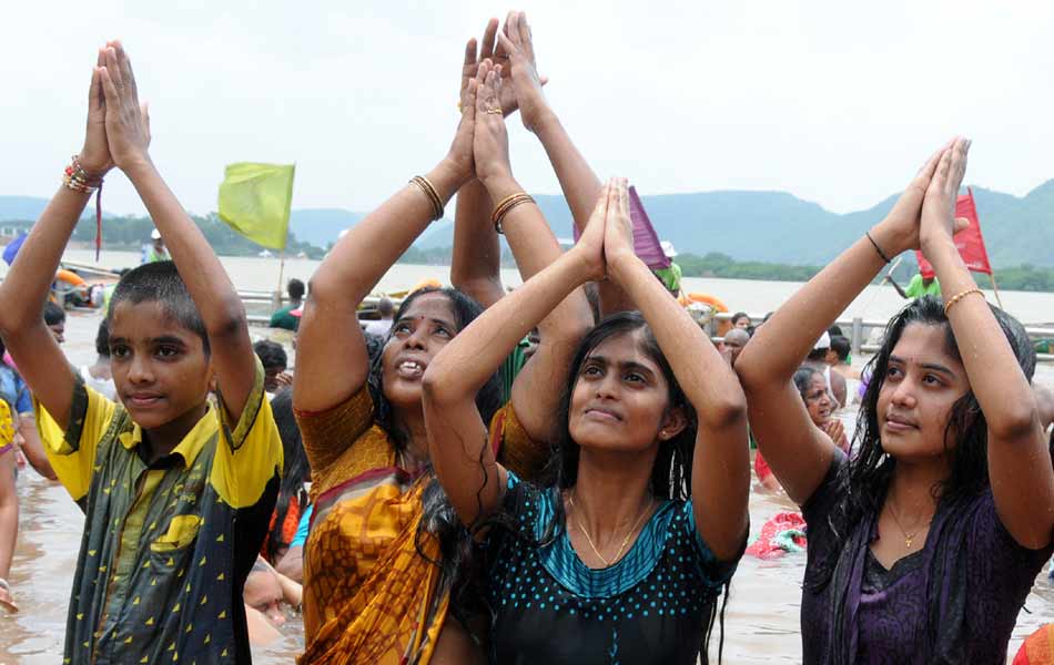 devotees at krishnamma1