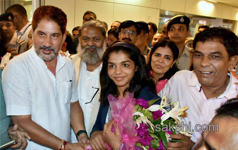 Sakshi Malik being greeted by her family members4