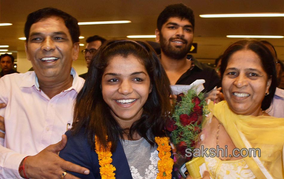 Sakshi Malik being greeted by her family members5