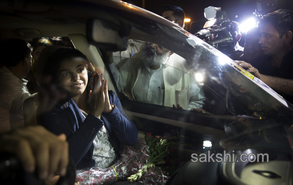 Sakshi Malik being greeted by her family members12