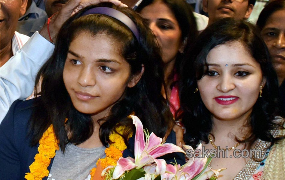 Sakshi Malik being greeted by her family members15