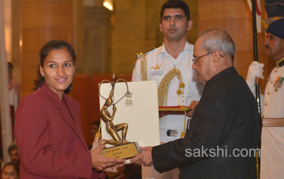 President Pranab Mukherjee confers PV Sindhu  Sakshi Malik  Dipa Karmakar Jitu Rai with Khel Ratna4