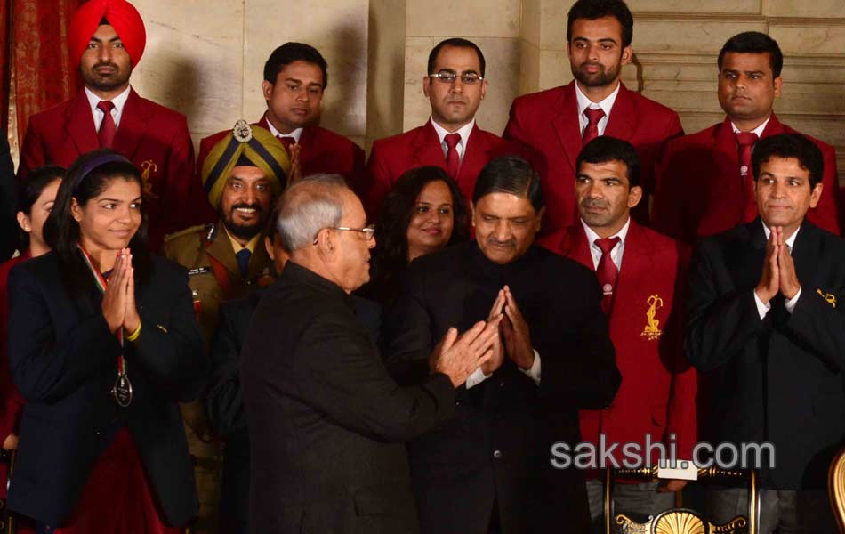 President Pranab Mukherjee confers PV Sindhu  Sakshi Malik  Dipa Karmakar Jitu Rai with Khel Ratna14