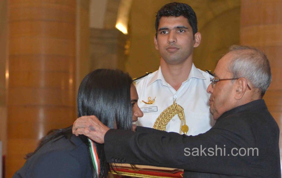 President Pranab Mukherjee confers PV Sindhu  Sakshi Malik  Dipa Karmakar Jitu Rai with Khel Ratna15