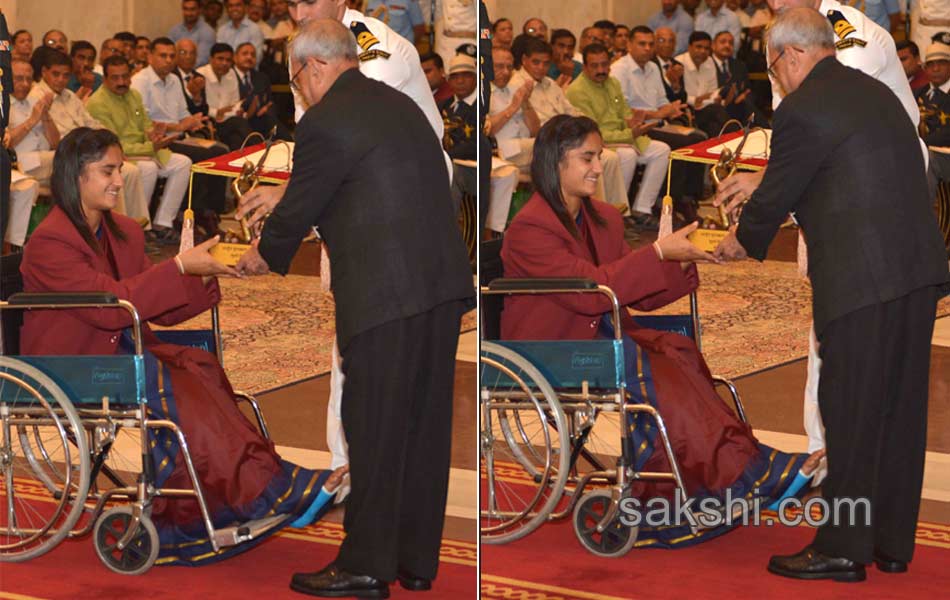 President Pranab Mukherjee confers PV Sindhu  Sakshi Malik  Dipa Karmakar Jitu Rai with Khel Ratna23