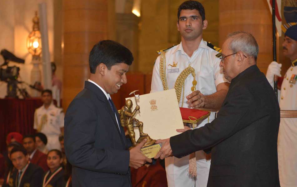 President Pranab Mukherjee confers PV Sindhu  Sakshi Malik  Dipa Karmakar Jitu Rai with Khel Ratna24