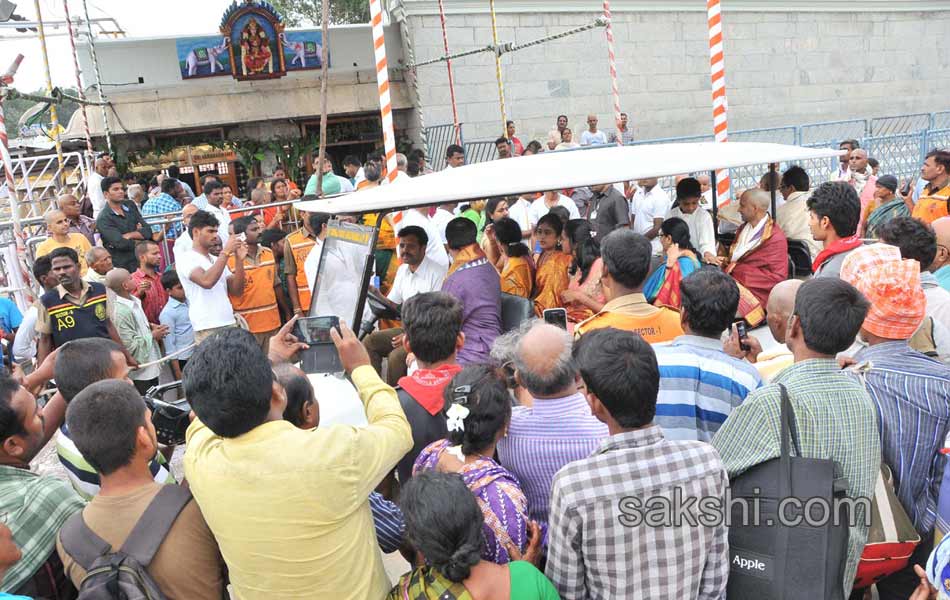 PV sindhu and gopichand visits tirumala7