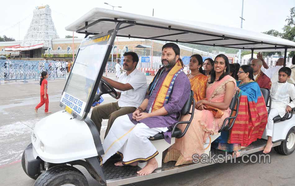 PV sindhu and gopichand visits tirumala9