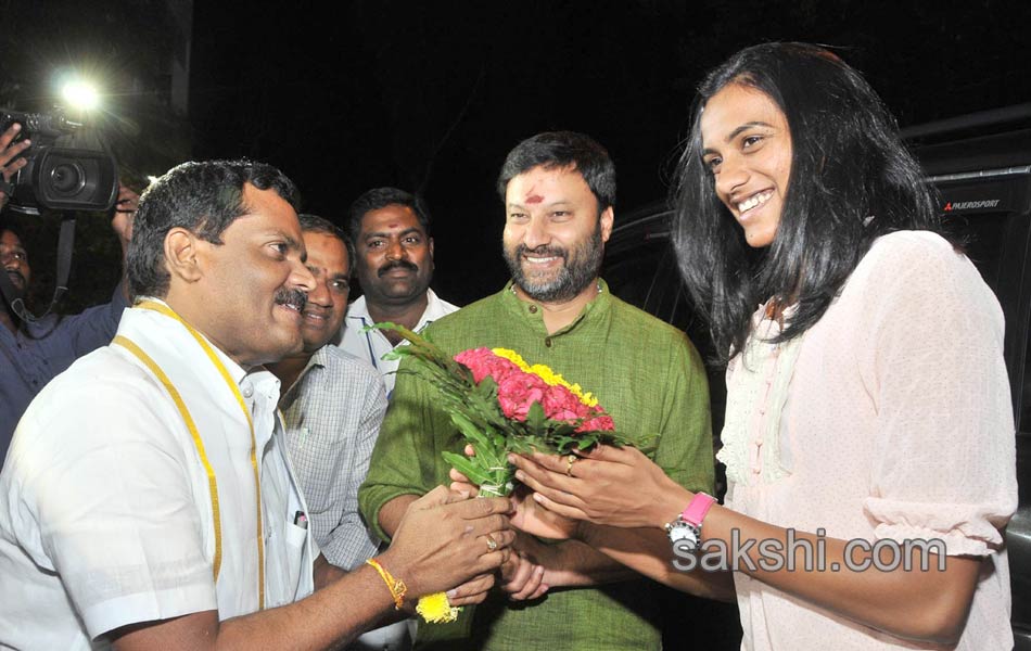 PV sindhu and gopichand visits tirumala13