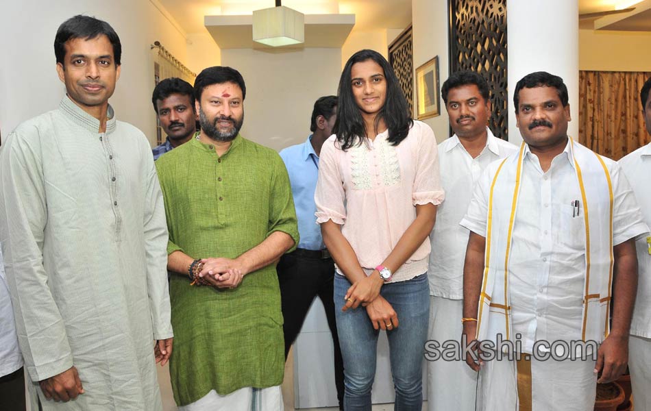 PV sindhu and gopichand visits tirumala14