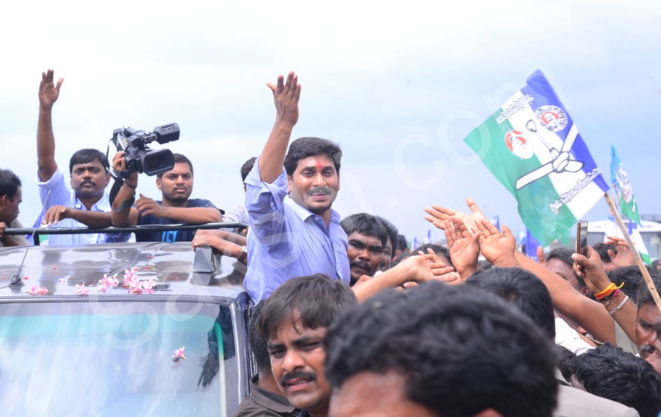 YS Jagan Tour in Guntur District Floods Area - Sakshi5