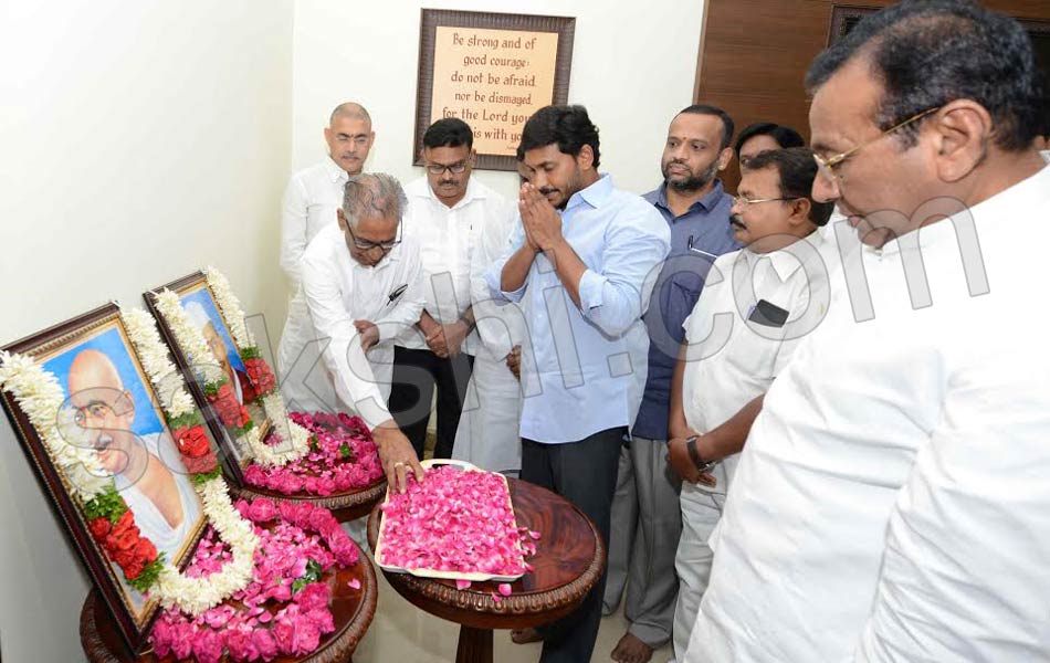 Leaders pays tribute mahatma gandhi1