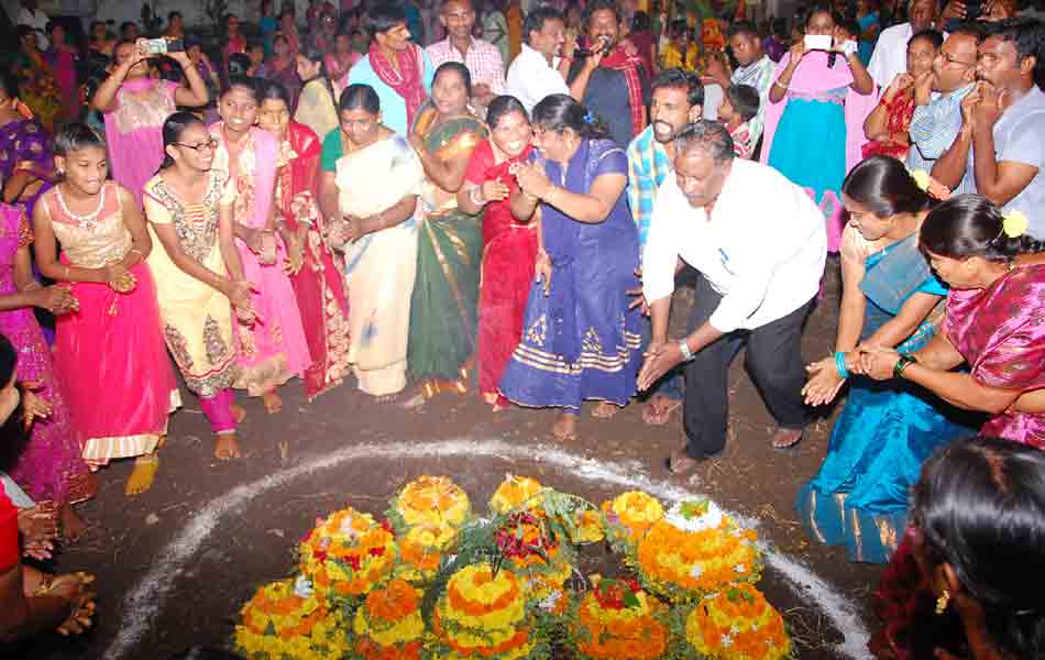 colourful selabrations of atla batukamma1