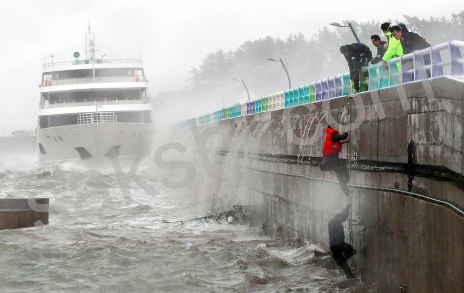 powerful typhoon chaba barrels toward japan18