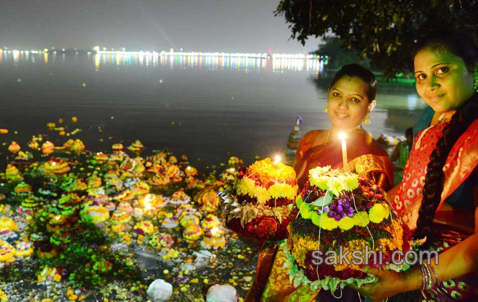 bathukamma festival in Hussain Sagar14