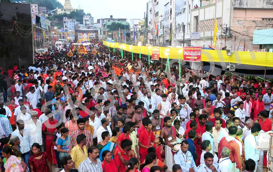 Teppotsavam completed in krishna river9