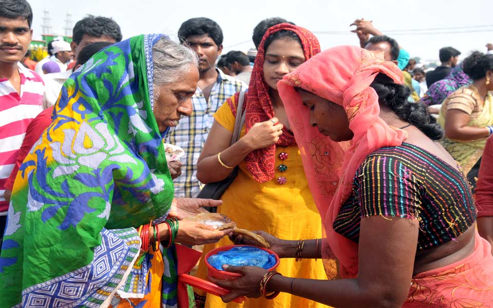 Huge number of Devotees for rottela pandaga - Sakshi11