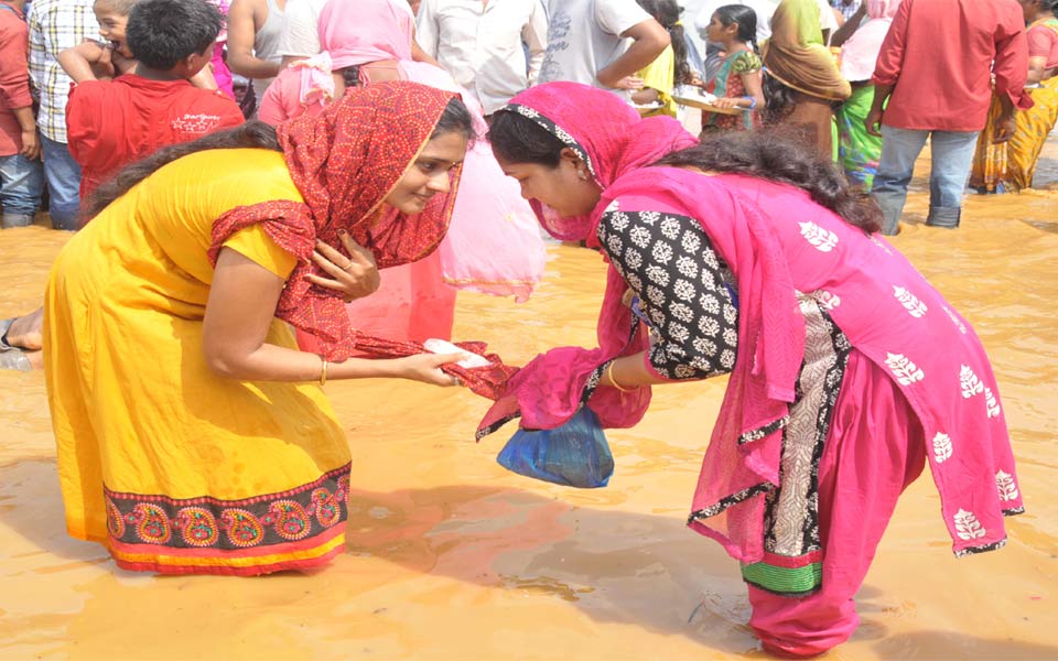 Huge number of Devotees for rottela pandaga - Sakshi13