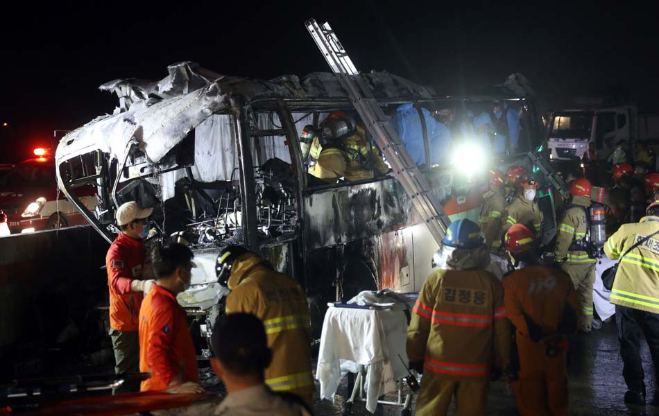 Ten dead AS BUS CATCHES FIRE - Sakshi6