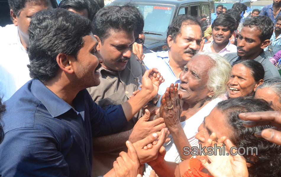 YS Jagan tour in Thunduru - Sakshi17