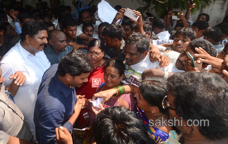 YS Jagan tour in Thunduru - Sakshi19