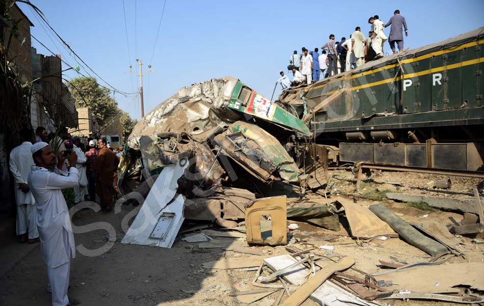 15 killed 40 injured as trains collide in pakistan3