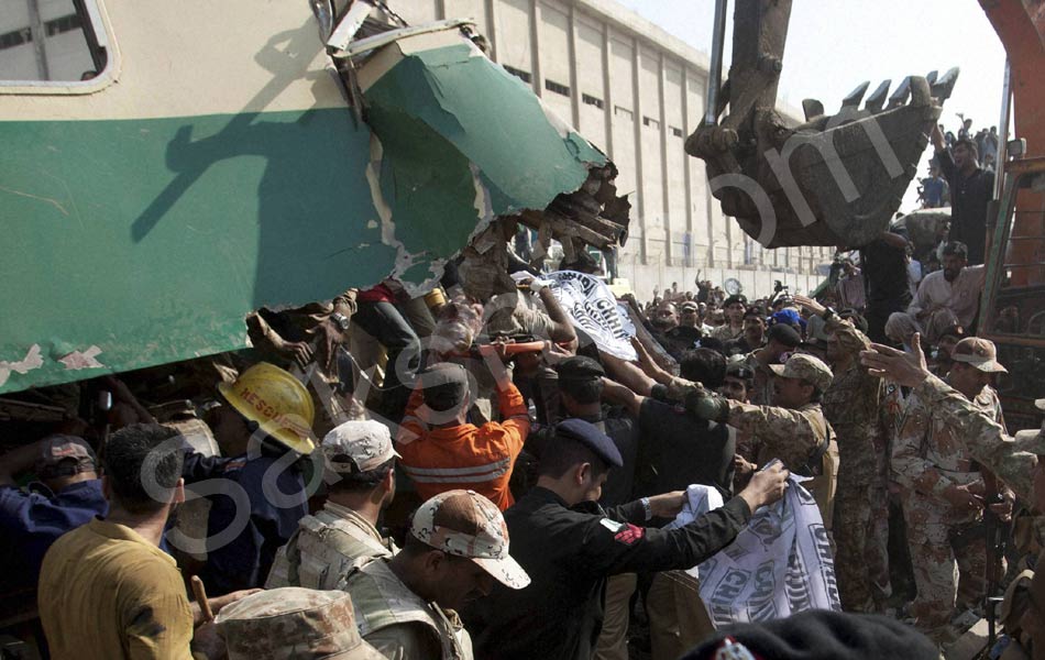 15 killed 40 injured as trains collide in pakistan7