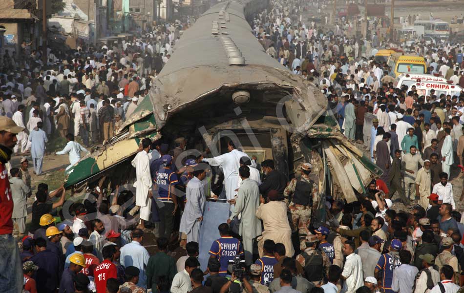 15 killed 40 injured as trains collide in pakistan8