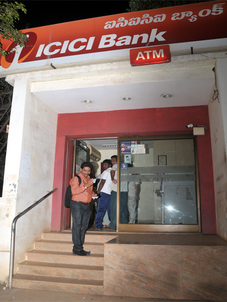 People throng at ATM centers - Sakshi8