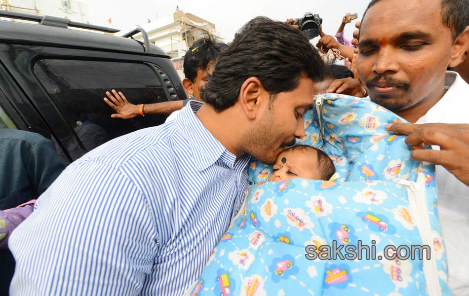 Ys Jagan Visitation to bandarport victims - Sakshi8