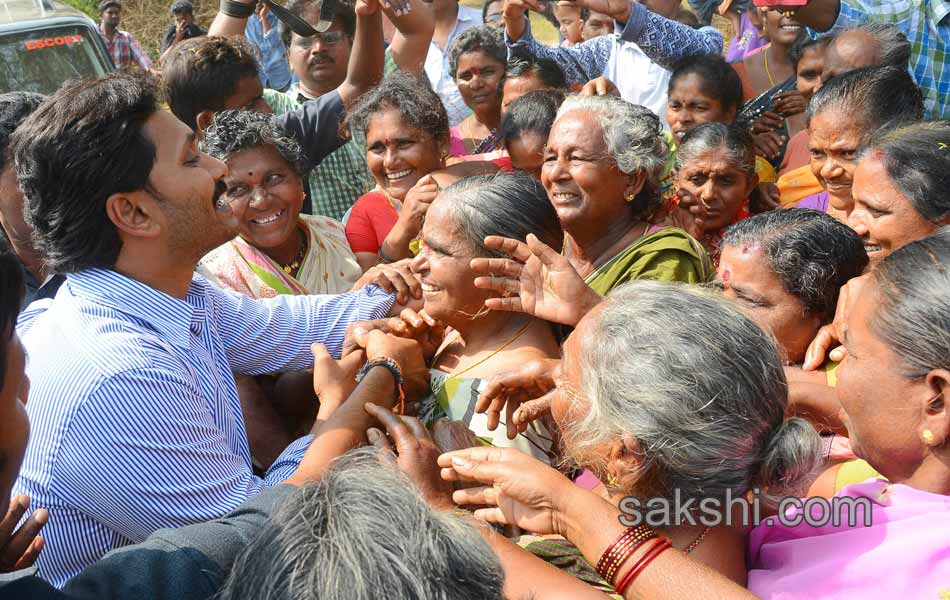 Ys Jagan Visitation to bandarport victims - Sakshi9